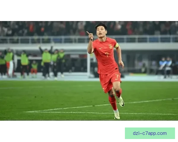 总台记者怒怼键盘侠力挺国足