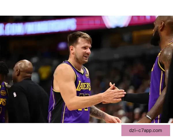 东契奇盛赞詹姆斯41岁仍风采 东契奇盛赞詹姆斯41岁仍风采